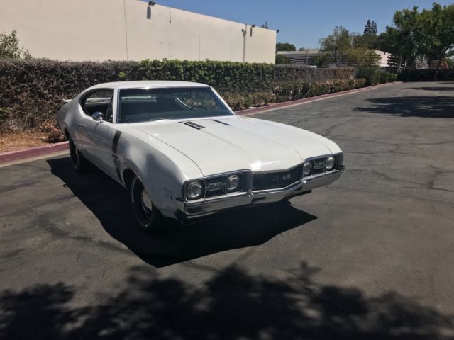 1968 White Oldsmobile 442 Coupe