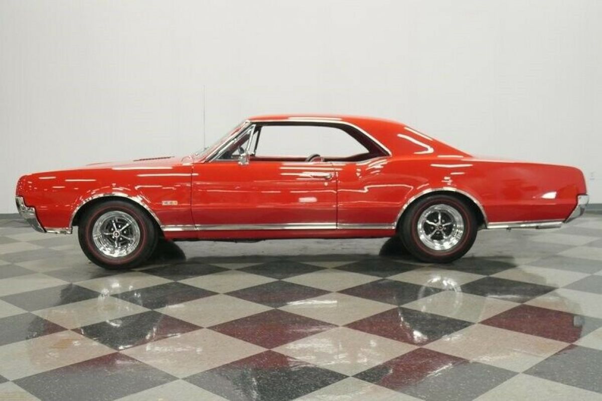 1967 Red Oldsmobile 442 Hardtop