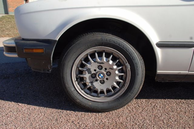 1987 White BMW 3-Series Sedan