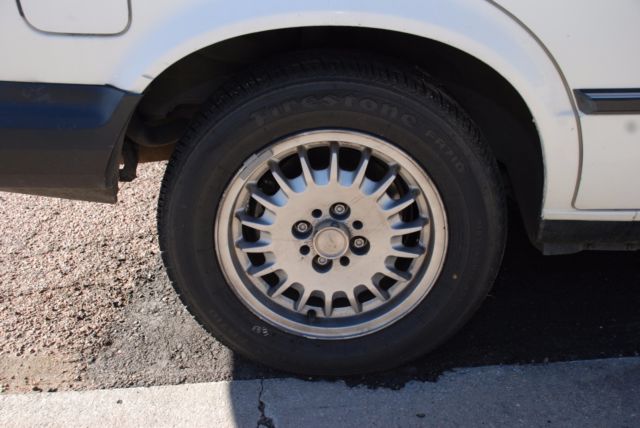1987 White BMW 3-Series Sedan