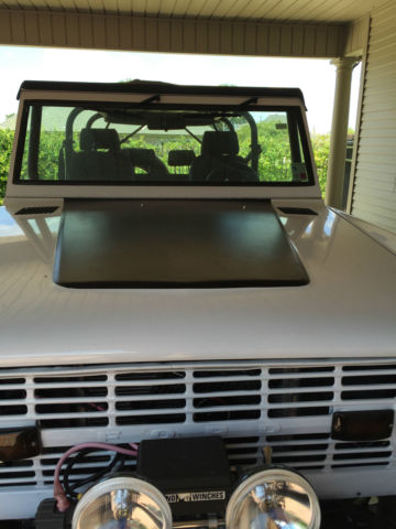 1975 White Ford Bronco Jeep