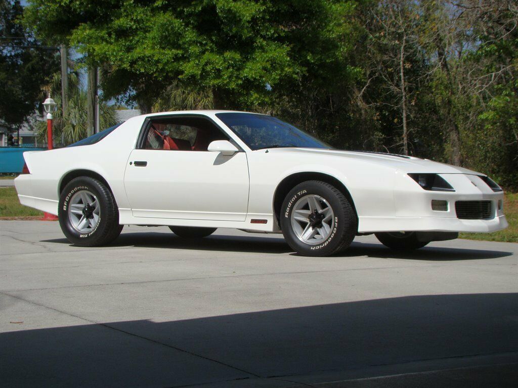 1986 White Chevrolet Camaro 2d Coupe