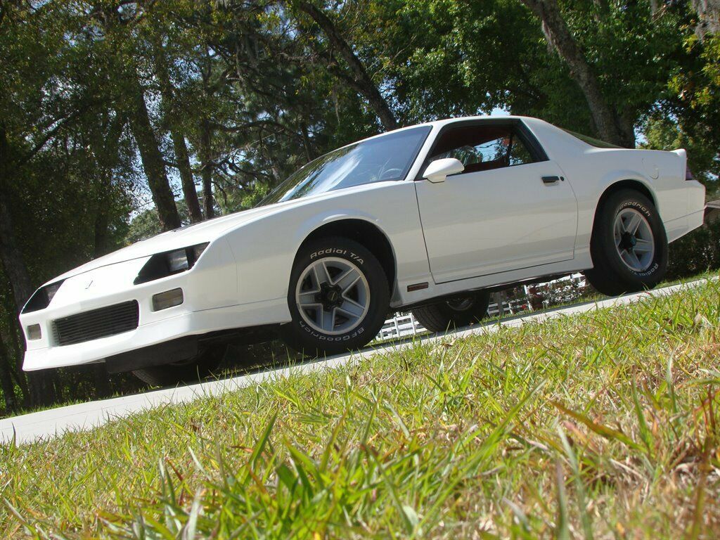 1986 White Chevrolet Camaro 2d Coupe