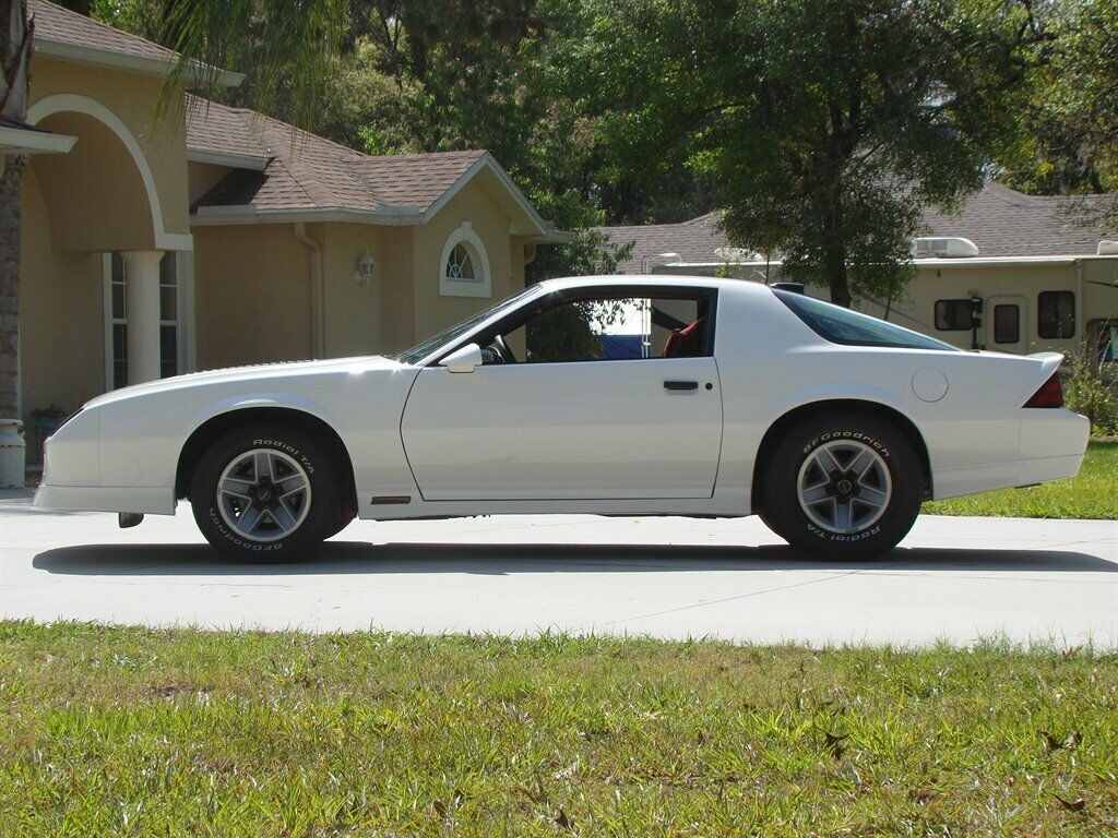 1986 White Chevrolet Camaro 2d Coupe