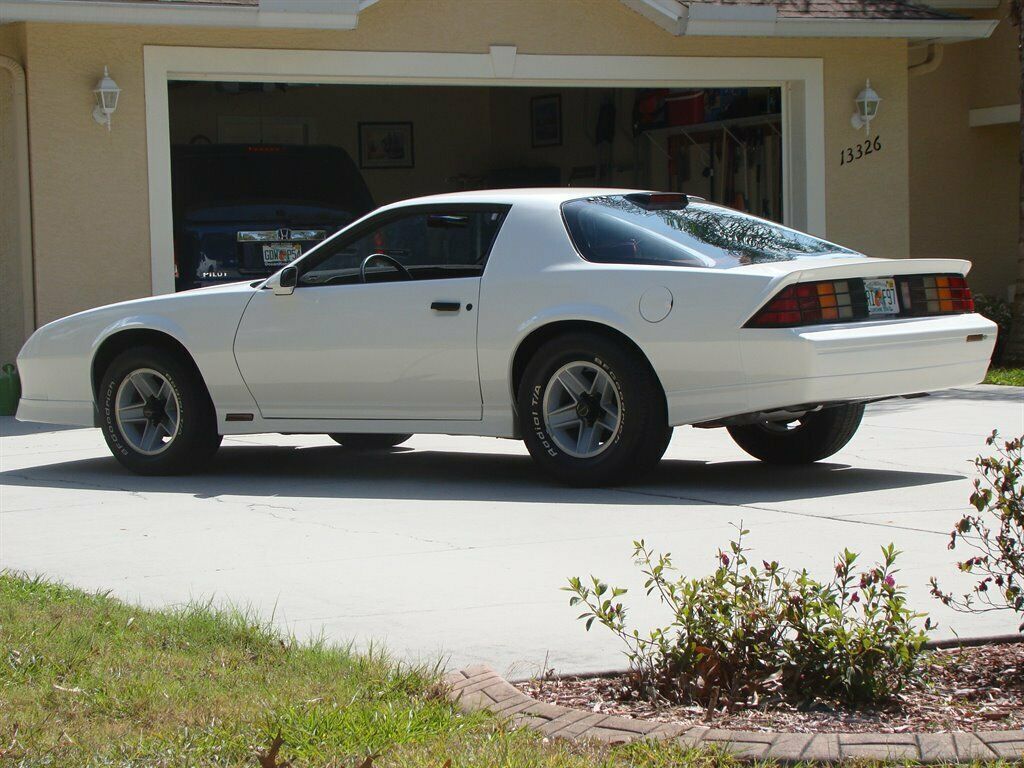 1986 White Chevrolet Camaro 2d Coupe