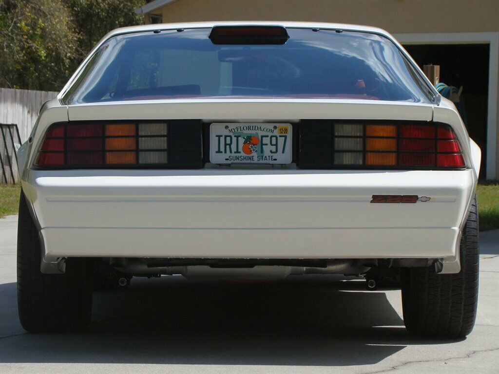 1986 White Chevrolet Camaro 2d Coupe