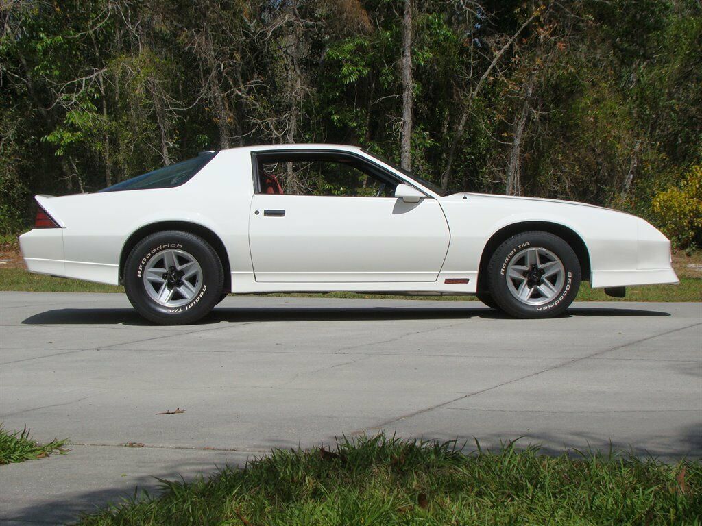 1986 White Chevrolet Camaro 2d Coupe