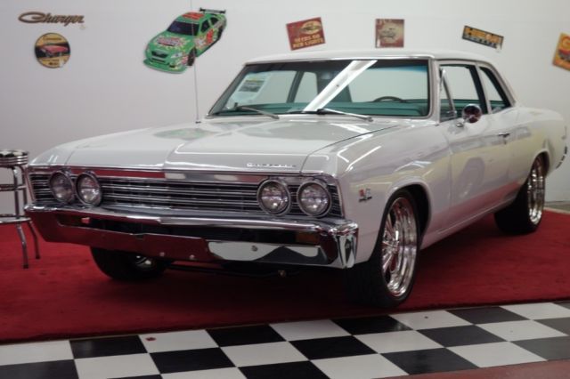 1970 White Chevrolet Chevelle Coupe
