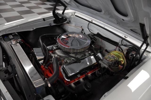 1970 White Chevrolet Chevelle Coupe