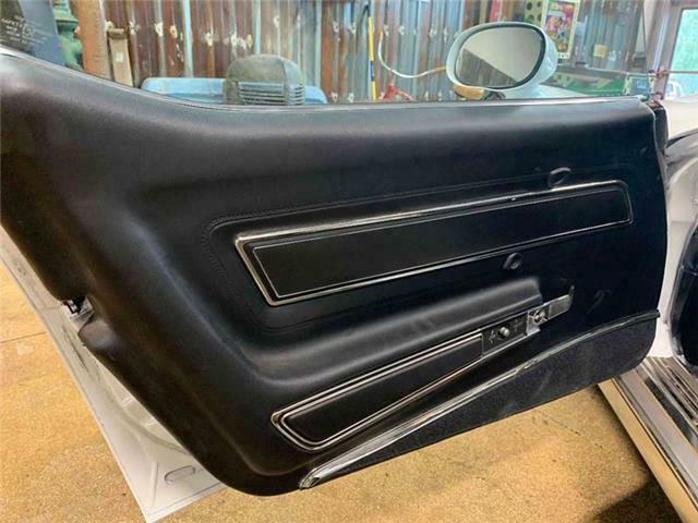 1977 White Chevrolet Corvette Coupe