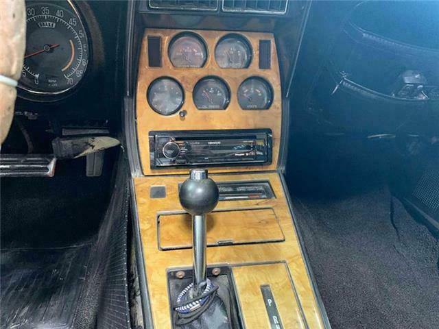 1977 White Chevrolet Corvette Coupe