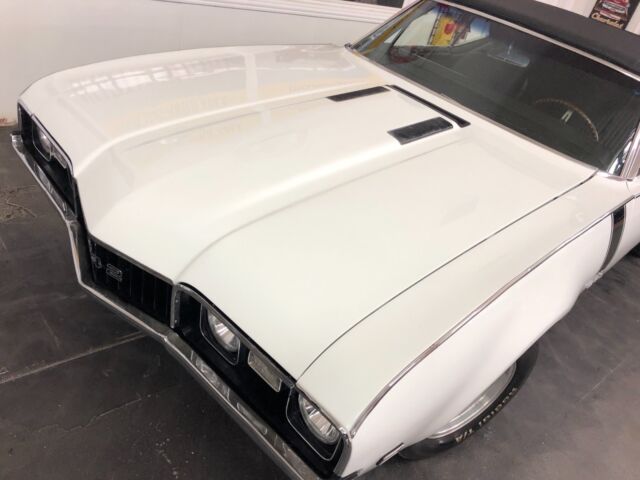 1968 White Oldsmobile 442 Convertible