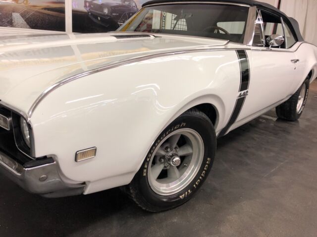 1968 White Oldsmobile 442 Convertible