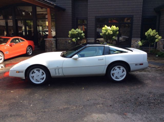 1988 White Chevrolet Corvette Coupe