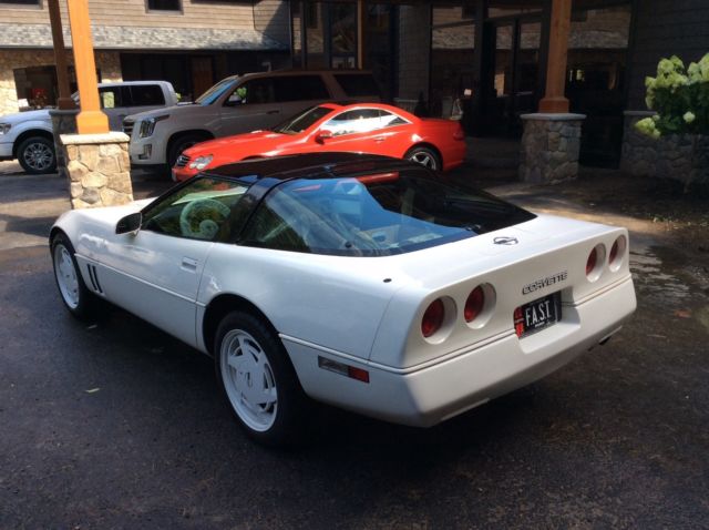 1988 White Chevrolet Corvette Coupe