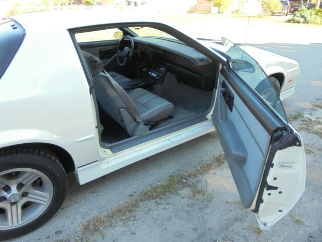 1988 White Chevrolet Camaro Coupe